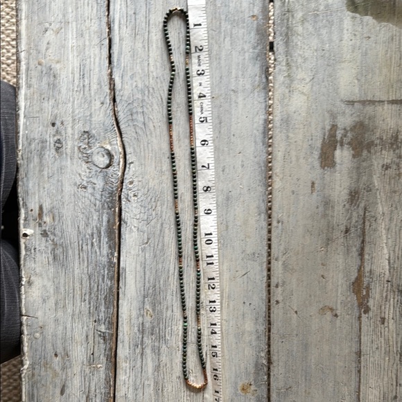 Green Beaded and gold Necklace - Picture 2 of 3